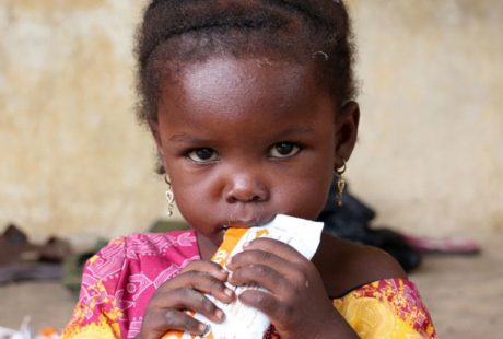 A merenda escolar é uma das ações do PMA em mais de 60 países. Foto: Simon Pierre Diouf/PMA