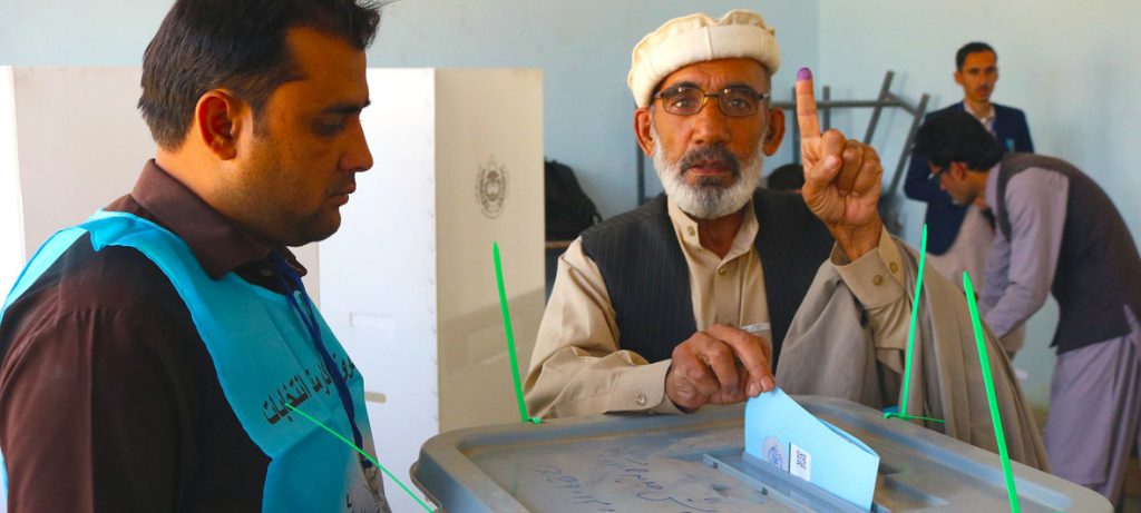 Afegãos votam em eleições presidenciais nas seções de Paktya, capital da província de Gardez, na região sudeste do país. (setembro de 2019). Foto: UNAMA/Haqmal Masoodzai