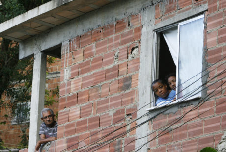 Moradores da favela da Babilônia, no Rio de Janeiro. Foto: ONU/Evan Schneider