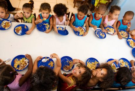 Crianças fazem uma refeição na escola, que participa de um programa de alimentação escolar na América Latina e no Caribe. Foto: Ubirajara Machado/FAO