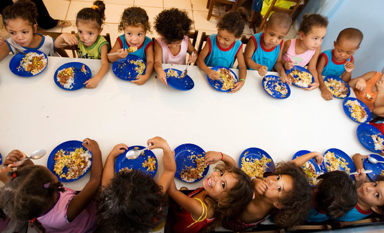 Crianças fazem uma refeição na escola, que participa de um programa de alimentação escolar na América Latina e no Caribe. Foto: Ubirajara Machado/FAO