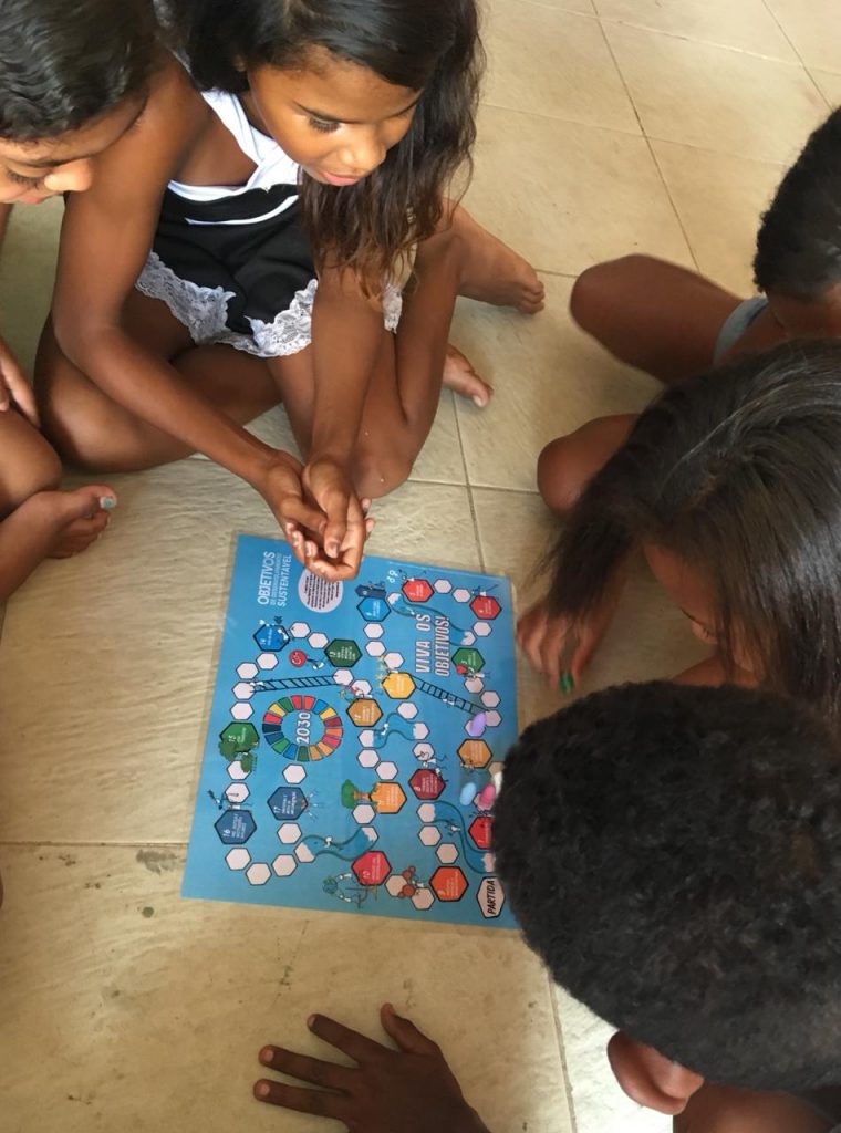 O ONU-HABITAT promoveu em Maceió (AL) atividades com crianças para promover os Objetivos de Desenvolvimento Sustentável (ODS) por meio de jogos de tabuleiro, denominados "Viva os Objetivos!". Foto: ONU-HABITAT