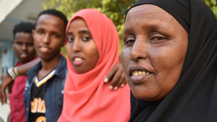 Ardo Hassan, de 43 anos, e seus três filhos em Dire Dawa, Etiópia. Eles voltaram para casa depois de 11 anos no exílio. Foto: ACNUR/Helle Degn