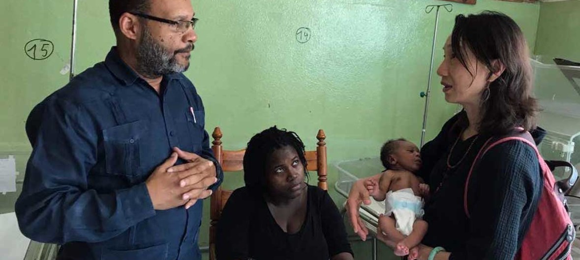 Luwei Pearson (à direita), diretora da Divisão de Programa de Saúde do UNICEF para o COVID-19, na enfermaria pediátrica do Hospital de Ensino Haitiano, apoiado pelo projeto neonatal da UNICEF. Foto: Luisa Brumana/UNICEF