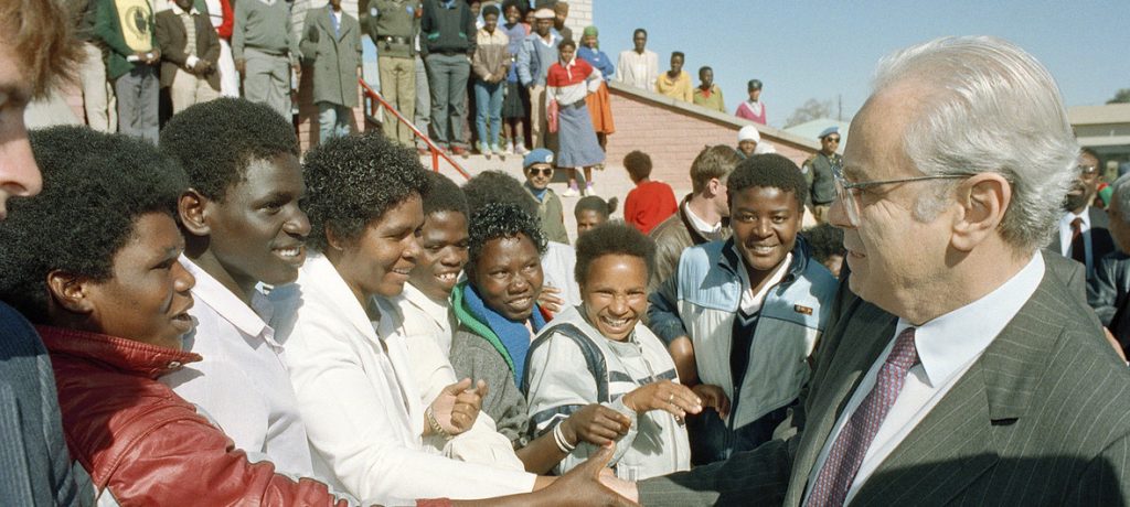 O secretário-geral da ONU, Javier Perez de Cuellar, visita Katatura, uma cidade negra de Windhoek, Namíbia, em julho de 1989. Foto: ONU/Milton Grant