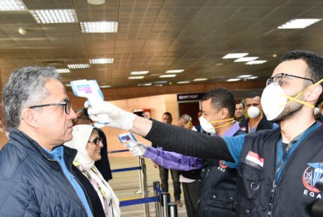 As pessoas que chegam ao aeroporto de Luxor, no Egito, são rastreadas quanto a sintomas de coronavírus. Foto: Khaled Abdul Wahab