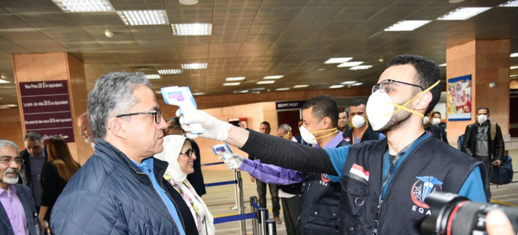 As pessoas que chegam ao aeroporto de Luxor, no Egito, são rastreadas quanto a sintomas de coronavírus. Foto: Khaled Abdul Wahab