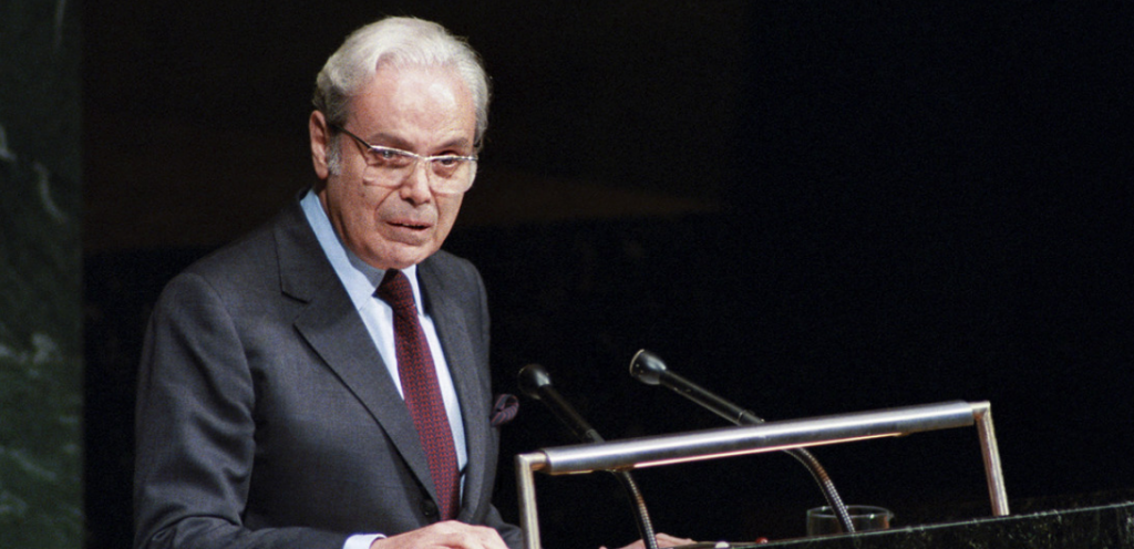 Javier Perez de Cuellar discursa na Assembleia Geral da ONU em Nova York após ser nomeado para um segundo mandato de cinco anos, com início em 1º de janeiro de 1987. Foto: ONU/Yutaka Nagata