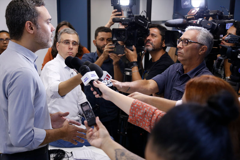 #PraCegoVer A foto mostra a coletiva de imprensa sobre as 208 mil vagas temporárias para agente censitário e recenseador