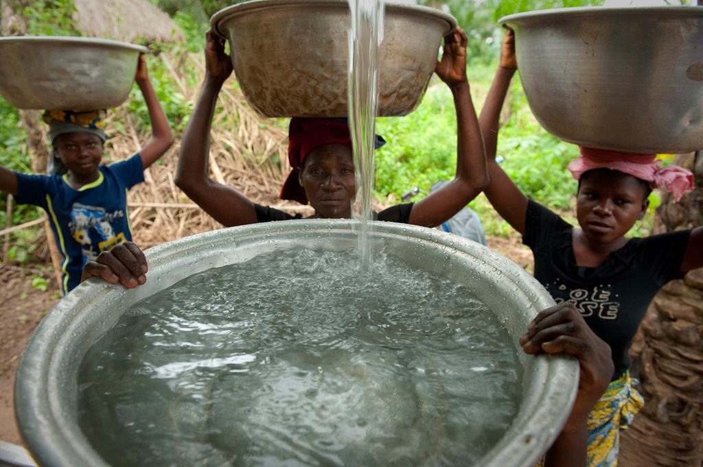 Meninas e mulheres acessam água potável no vilarejo de Woukpokpoe, em Benin. Foto: Banco Mundial/Arne Hoel