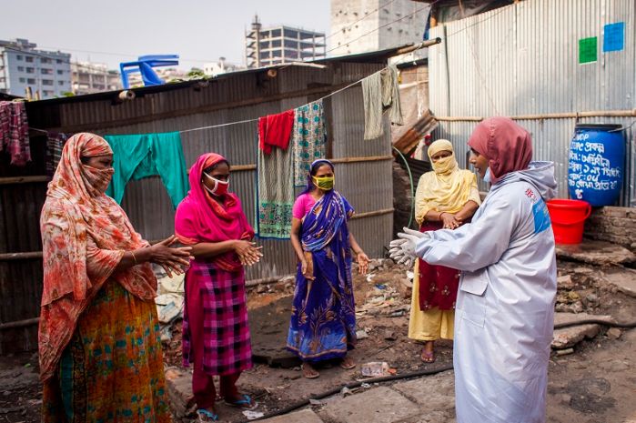 Trabalhadores comunitários promovem a conscientização sobre a prevenção da COVID-19 e distribuem kits de higiene para famílias urbanas pobres em Bangladesh. Foto: PNUD Bangladesh/Fahad Kaize