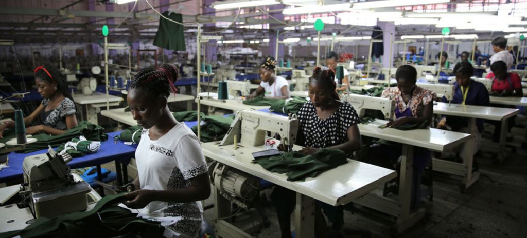 Jovens operárias produzem camisas em Accra, Gana. Foto: Banco Mundial/Dominic Chavez