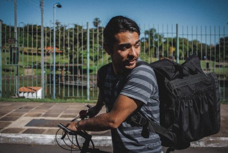 Mesmo temendo contrair o coronavírus, Matheus Martinez, de 27 anos, trabalha nas ruas com entregas, sua única fonte de renda. Foto: UNIC Rio/Joana Berwanger