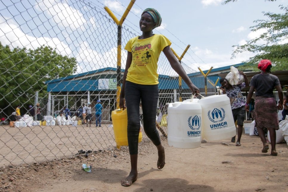 Refugiada do Sudão do Sul coleta galões em campo de refugiados de Kakuma, no Quênia, parte do esforço global para proteger refugiados da pandemia de COVID-19. Foto: ACNUR/Allan Kipotrich Cheruiyot