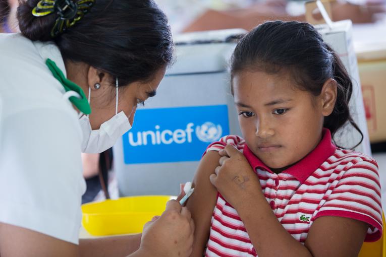 Senerita Pouvi, 9 anos, é vacinada contra o sarampo na vila de Leauvaa, em Samoa, como parte de uma campanha nacional de vacinação apoiada pelo UNICEF. Foto: Stephen/UNICEF