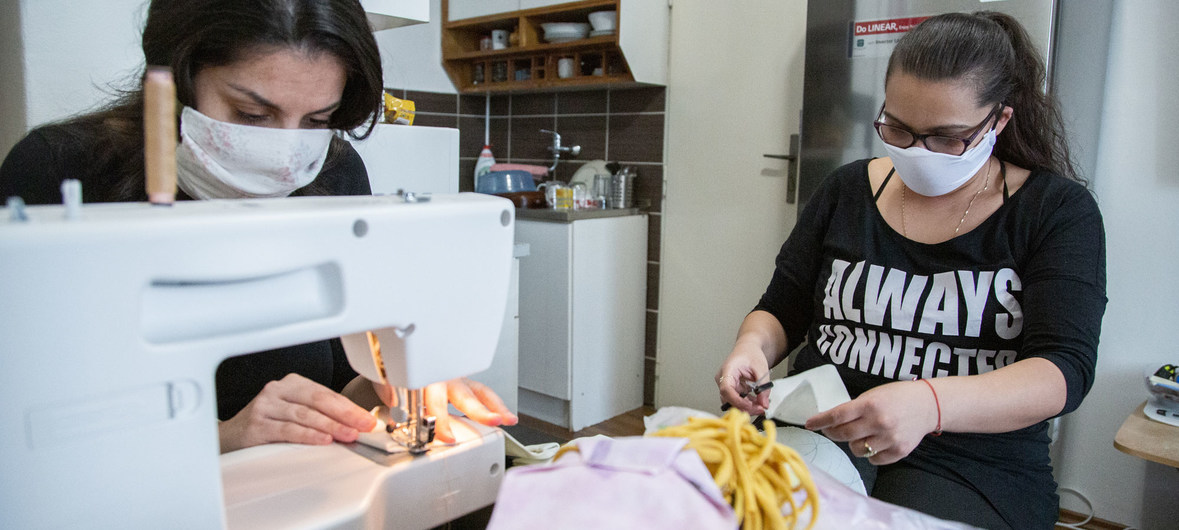 Jovens ciganas costuram máscaras caseiras que são distribuídas por grupos da sociedade civil a instituições de assistência social, incluindo lares de idosos. Foto: Lukáš Houdek/Hatefree.cz