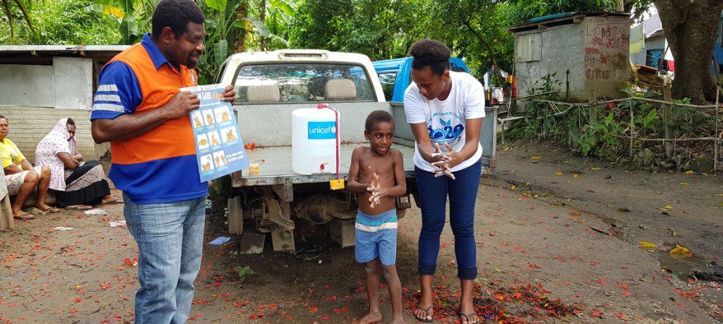 Crianças na ilha de Vanuatu, no Oceano Pacífico, estão aprendendo, graças ao UNICEF, a se proteger contra a COVID-19 lavando as mãos adequadamente. Foto: UNICEF Pacífico/Toangwera