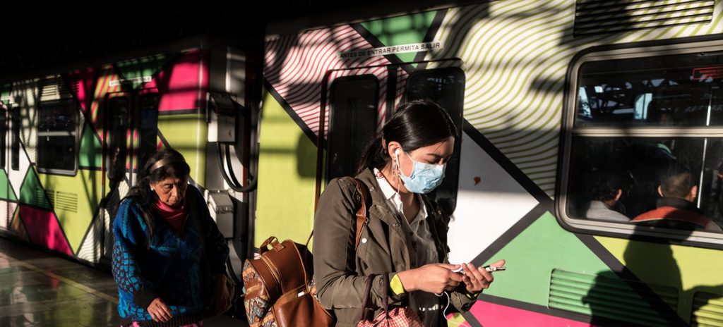 Duas mulheres caminham em uma estação de metrô na Cidade do México durante a crise do novo coronavírus. Foto: ONU México/Alexis Aubin