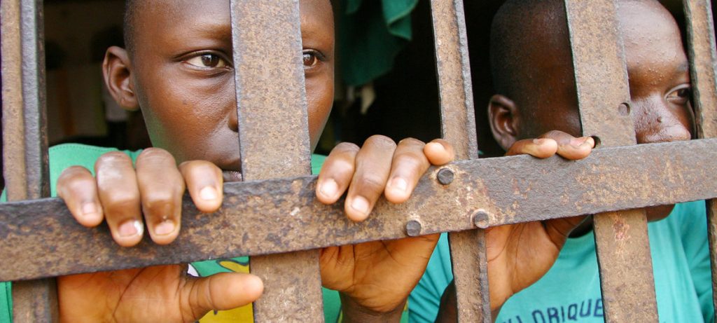 Dois adolescentes presos em cadeia de Abomey, Benin. Foto: UNICEF/Giacomo Pirozzi