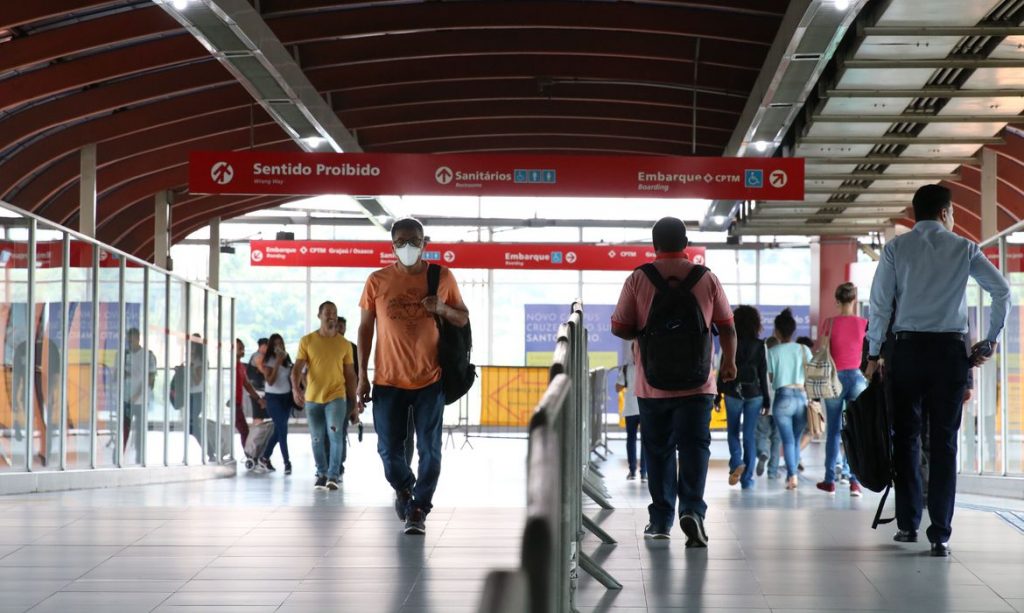 Passageiros usam máscaras na estação Pinheiros, em São Paulo (SP). Foto: Agência Brasil/Rovena Rosa