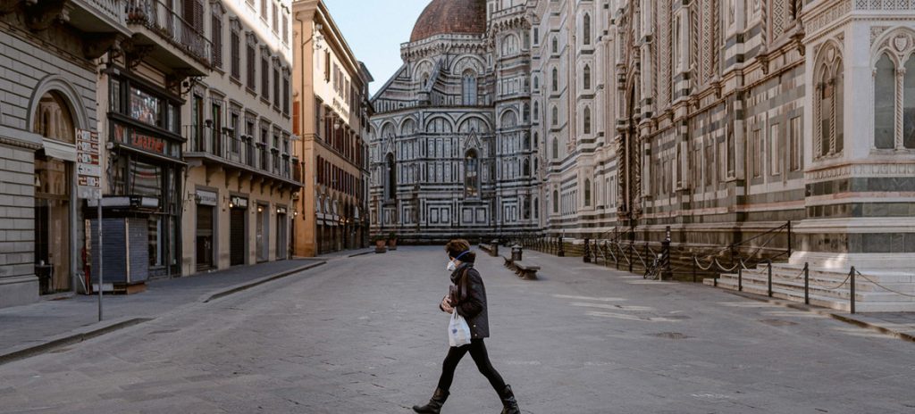 Pedestre caminha pela Piazza Del Duomo, em Florença, um espaço normalmente lotado de milhares de visitantes. Foto: UNICEF/Francesco Spighi 