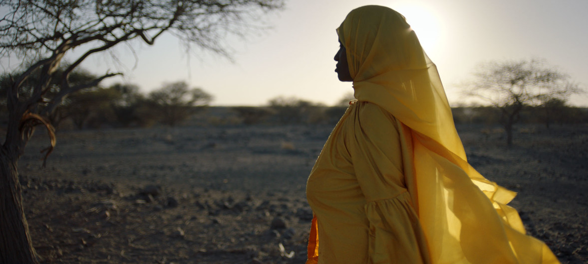 Abida Dawud, sobrevivente da mutilação genital feminina, caminha no deserto Afar, no norte da Etiópia. Foto: UNFPA