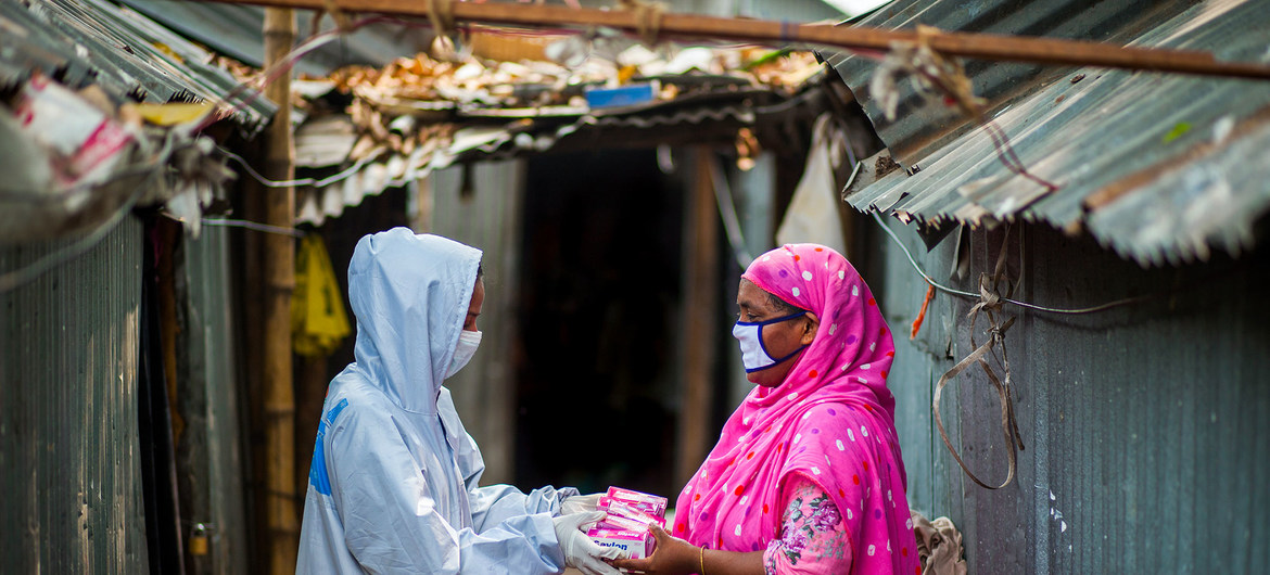 Com apoio do PNUD, trabalhadores comunitários em Bangladesh estão distribuindo kits de higiene e promovendo ações de prevenção contra o novo coronavírus. Foto: Fahad Kaizer/PNUD