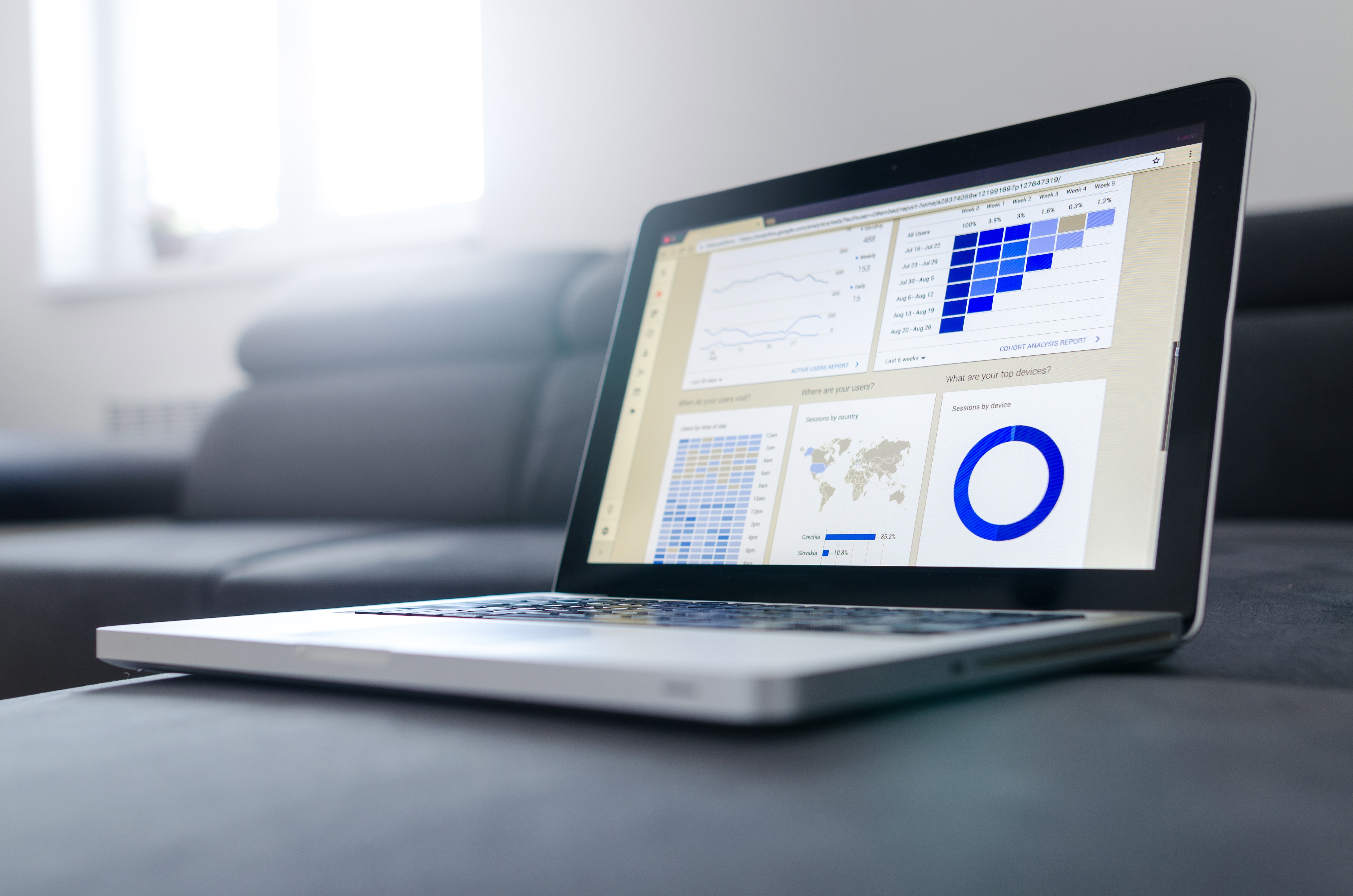 Economia brasileira deve recuar 5,3% este ano, segundo previsões do Fundo Monetário Internacional (FMI). Foto: Lukas Blazek/Unsplash