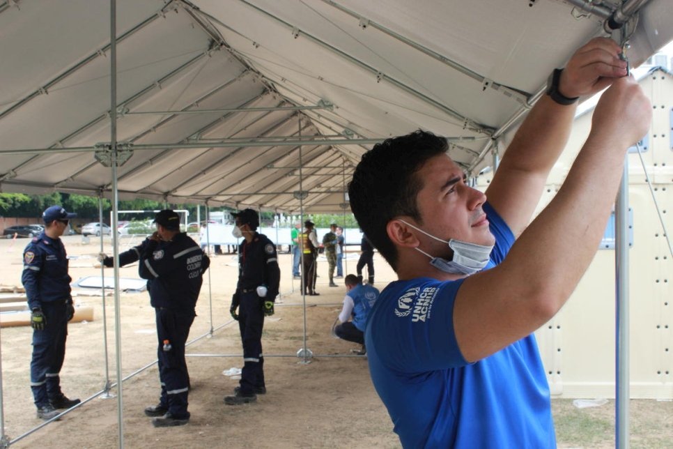 Funcionário do ACNUR constrói enfermaria ao lado do hospital Erasmo Meoz, em Cúcuta, na Colômbia, como parte da intensificação da resposta à COVID-19. O local tem capacidade de atender 72 pacientes. Foto: ACNUR