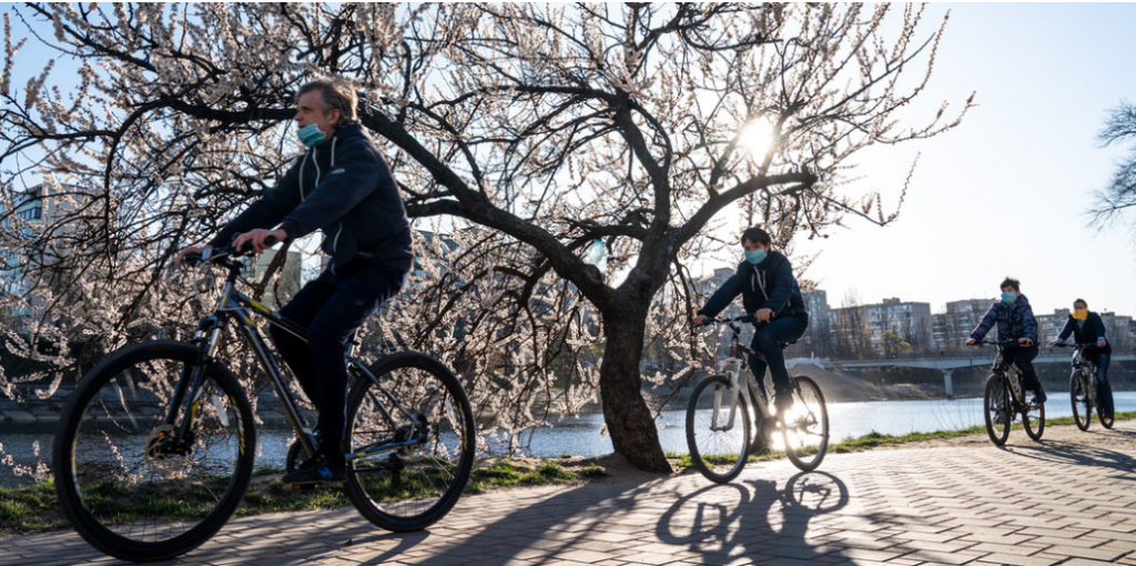 As bicicletas tornaram-se a opção de deslocamento e lazer durante a pandemia de COVID-19 em Kiev, na Ucrânia. Foto: ONU Ucrânia/Shuvaev