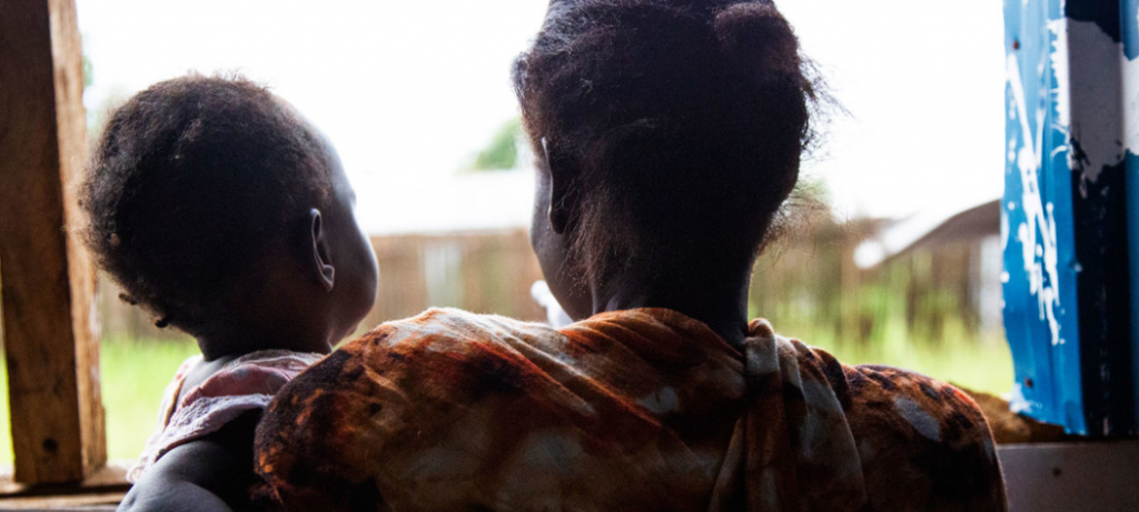 Mulher segura sua filha mais nova no Wisdom Center, na área de Gurei, em Juba, no Sudão do Sul, depois de ser espancada pelo marido. Foto: UNICEF