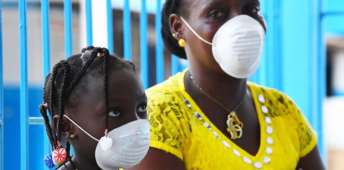 Mãe e filha usam máscaras para se proteger contra o coronavírus em um centro de saúde em Abidjan, Costa do Marfim. Foto: UNICEF/Frank Dejongh