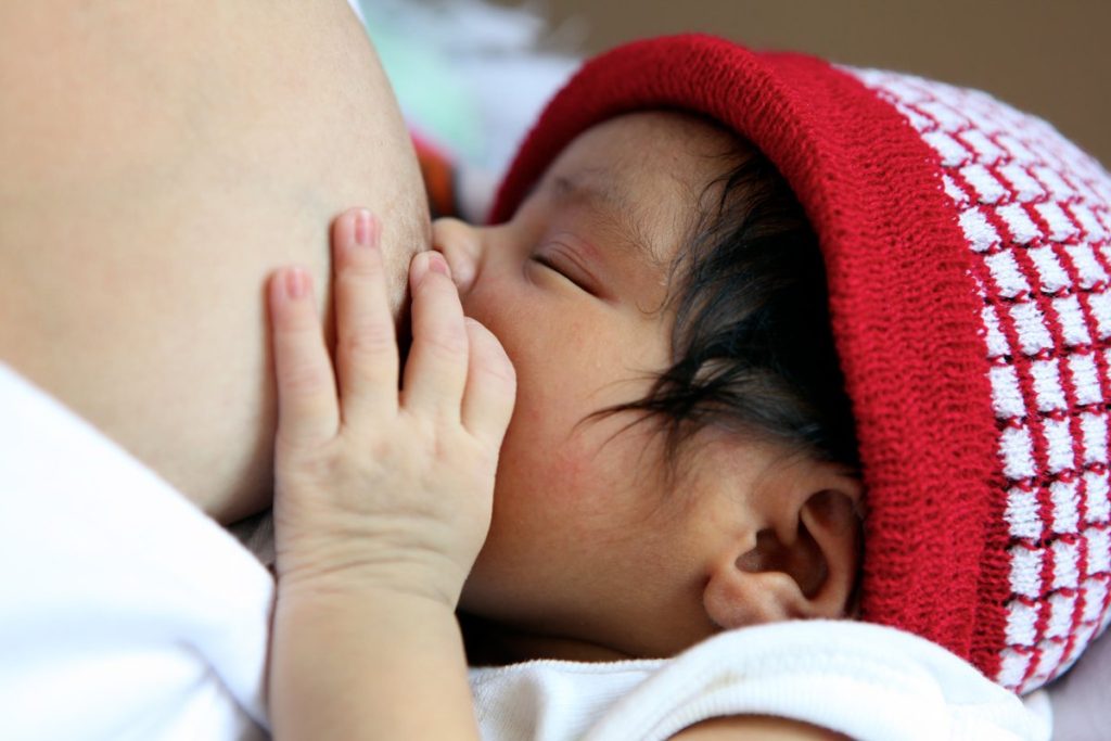 Amamentação funciona como uma primeira vacina para recém-nascidos. Foto: OMS