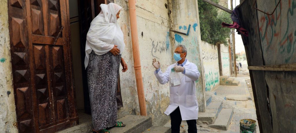 Funcionário do Centro de Saúde Shaboura, em Rafah, Gaza, administrada pela agência da ONU UNRWA, entrega medicamentos a idosos refugiados palestinos em meio à pandemia de COVID-19, reduzindo assim suas chances de exposição. Foto: UNRWA/Khalil Adwan