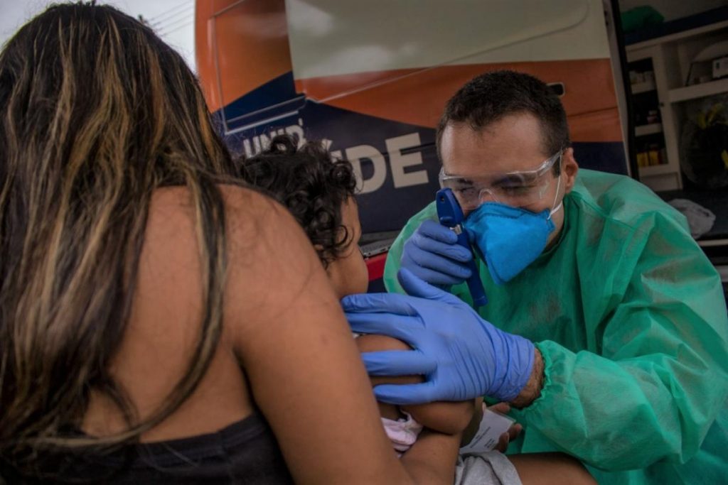 Médico atende pacientes em unidade móvel de saúde da OIM em Boa Vista (RR). Foto: Bruno Mancinelle/OIM