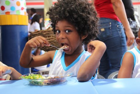 Programas de alimentação escolar podem contribuir para combater a má nutrição no mundo. Foto: WFP