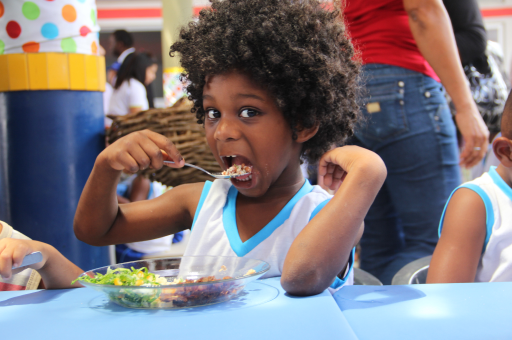 Programas de alimentação escolar podem contribuir para combater a má nutrição no mundo. Foto: WFP