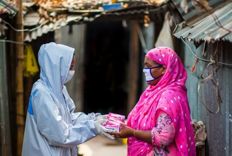 Com o apoio do PNUD, os funcionários comunitários de Bangladesh estão trabalhando no terreno distribuindo pacotes de higiene e promovendo a conscientização sobre a prevenção do coronavírus. Foto: PNUD/Fahad Kaizer