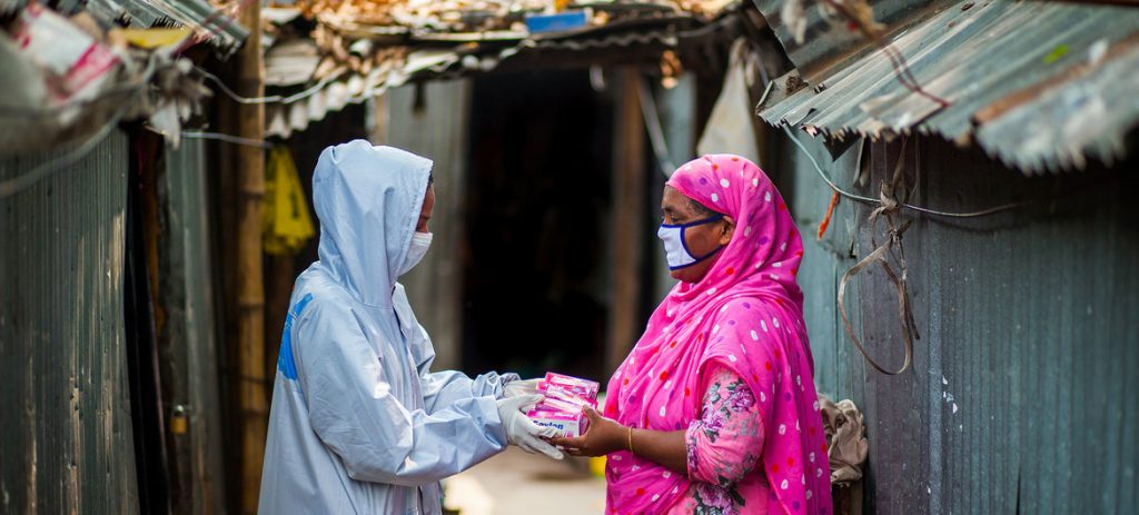 Com o apoio do PNUD, os funcionários comunitários de Bangladesh estão trabalhando no terreno distribuindo pacotes de higiene e promovendo a conscientização sobre a prevenção do coronavírus. Foto: PNUD/Fahad Kaizer