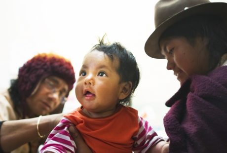 Mulher equatoriana segura o filho durante um exame médico em um hospital público no Equador. Foto: Paul Salazar / Banco Mundial