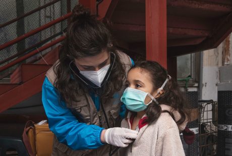 Uma menina de 7 anos recebe triagem médica da Dra. Antonella Tochiaro em um assentamento informal onde mora em Roma, uma das milhões de crianças durante a pandemia que estão fora da escola. Foto: UNICEF/Alessio Romenzi