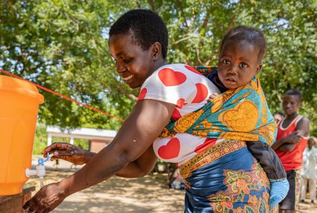 Moradora de Muona, sul do Malawi, lava as mãos com água e sabão para prevenir infecção por COVID-19. Foto: WFP