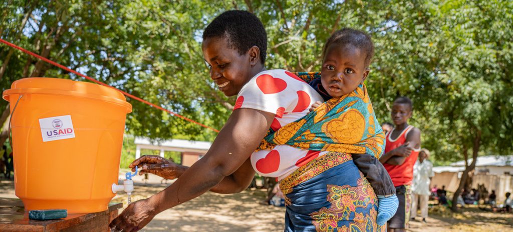 Moradora de Muona, sul do Malawi, lava as mãos com água e sabão para prevenir infecção por COVID-19. Foto: WFP