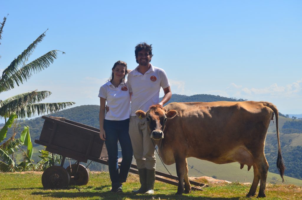 O casal de agricultores familiares Jessica Chryssafidis, de 27 anos, e Conrado Pereira, de 35, em seu sítio de Paraisópolis (MG). Foto: FAO