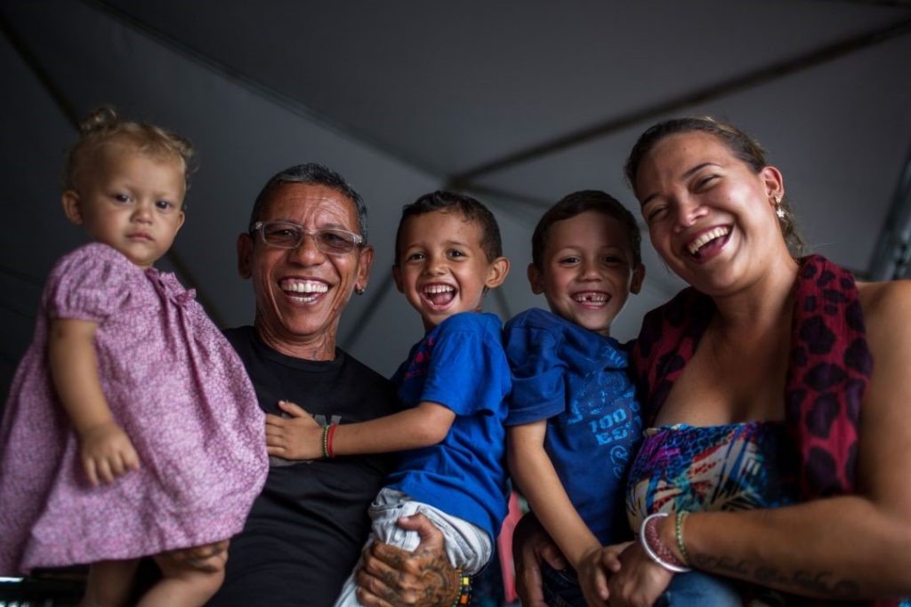 Crianças e adolescentes têm os mesmos direitos que a condição de refugiado confere a seus pais e mães, podendo tirar a Carteira de Registro Nacional Migratório e pedir a naturalização brasileira em quatro anos. Foto: ACNUR/Victor Moriyama