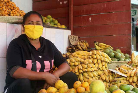 Globalmente, cerca de 1,6 bilhão dos 2 bilhões de trabalhadores da economia informal são afetados por medidas de confinamento e de contenção. Foto: OIT