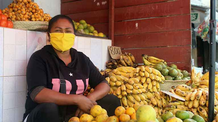 Globalmente, cerca de 1,6 bilhão dos 2 bilhões de trabalhadores da economia informal são afetados por medidas de confinamento e de contenção. Foto: OIT