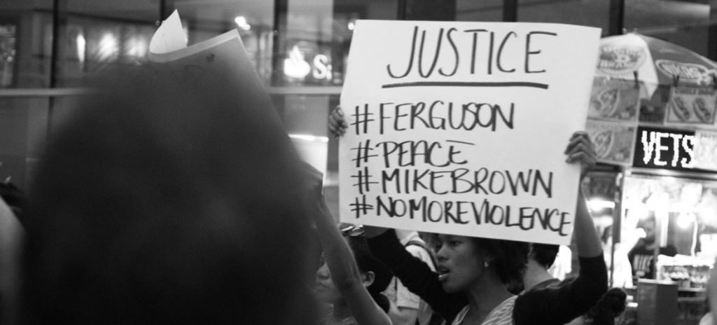 Seis anos antes de George Floyd ser assassinado sob custódia policial na cidade de Minneapolis, manifestantes em Nova Iorque protestavam contra o assassinato de Michael Brown, cometido por policiais. Foto: ONU/Loey Felipe