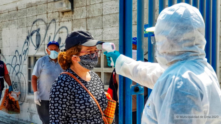 Peruanos têm a temperatura medida em Lima. Foto: Município de Lima