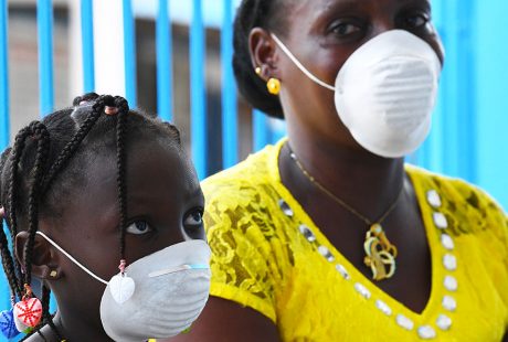 Mãe e filha usam máscaras para se proteger contra o coronavírus em um centro de saúde em Abidjan, Costa do Marfim. Foto: UNICEF/Frank Dejongh